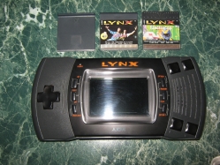 Atari Lynx II with some Cartridges